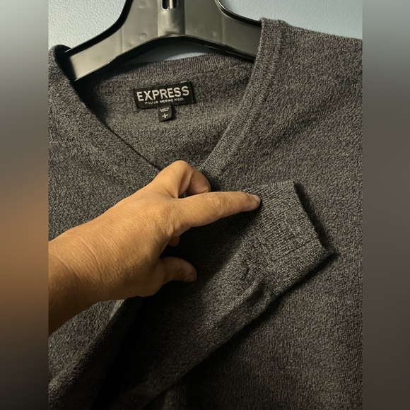 Express Italian Merino Wool Mens V Necked Sweater in Pristine Condition!! - Picture 7 of 8